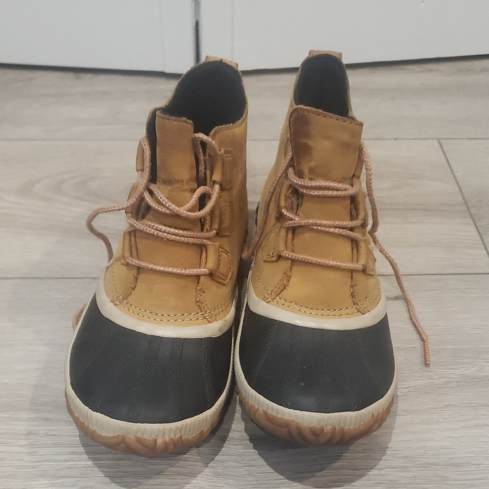 Stylish Tan and Black Duck Boots